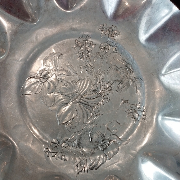 Vintage Hammercraft hand hammered aluminum ruffle Edge Bowl embossed flowers - Picture 2 of 10